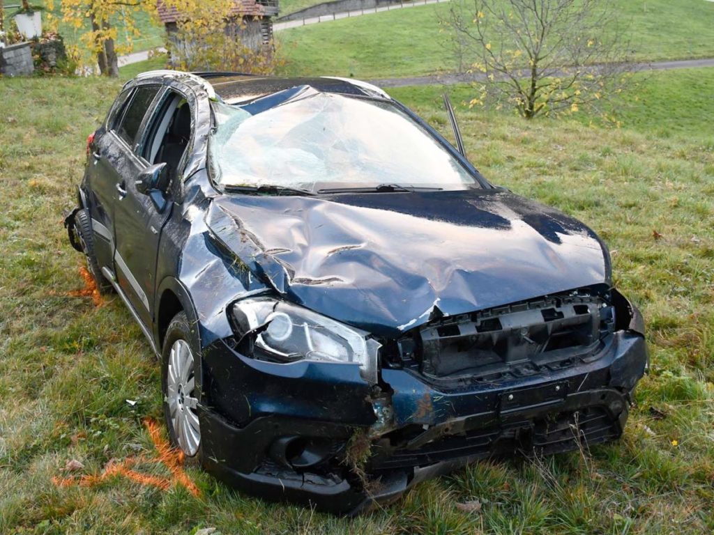 Unfall in Emmetten: Lenkerin will nur parken und überschlägt sich heftig