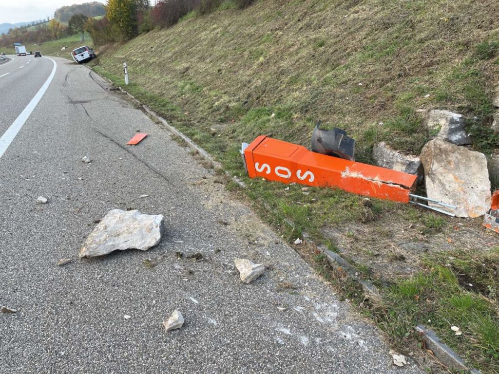 Effingen AG: Lieferwagen crasht bei Unfall auf A3 gegen Notrufsäule