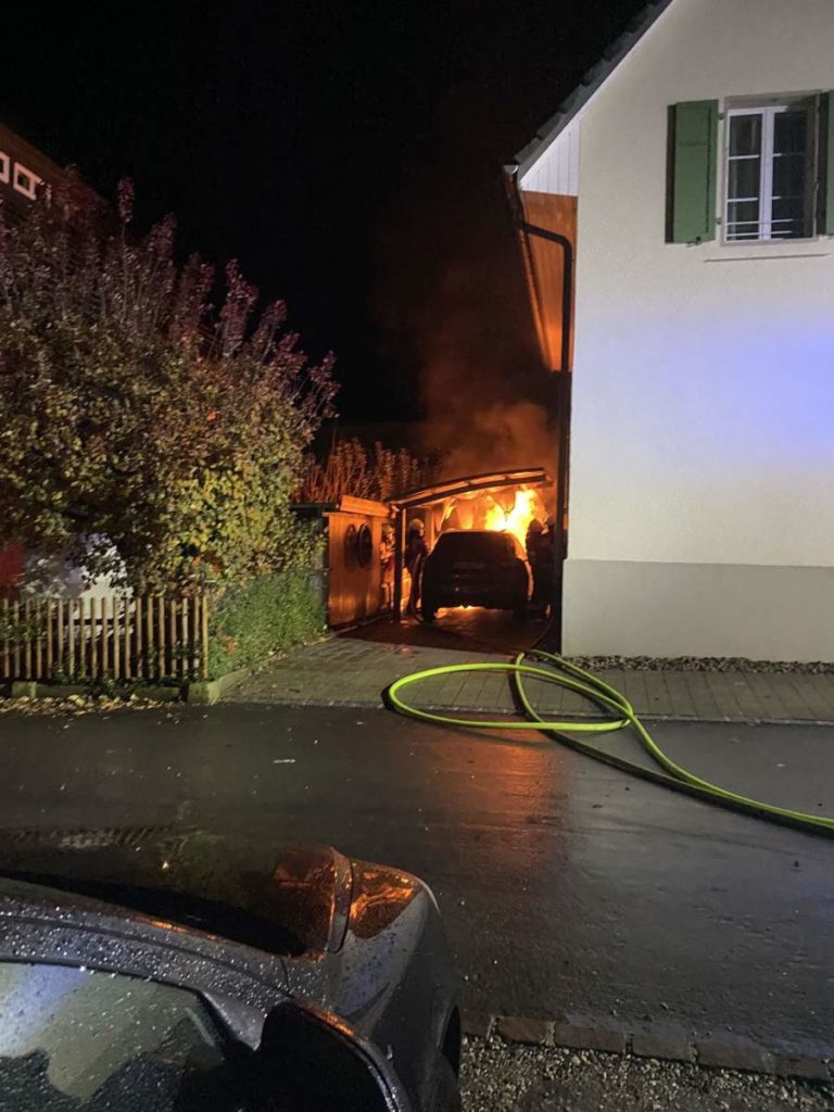 Hölstein BL: Auto in Flammen aufgegangen