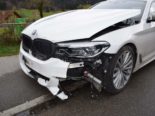 BMW-Lenker (70) prallt bei Unfall in Urnäsch in Röhrenzaun