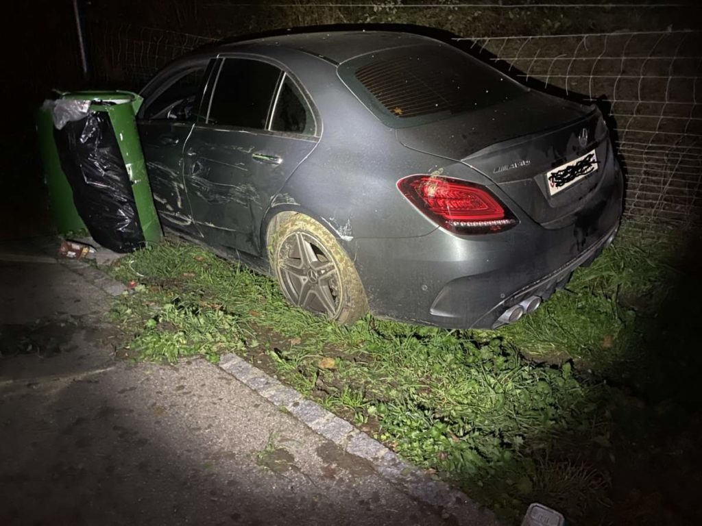 Mumpf AG: 21-Jähriger baut Unfall auf A3 - Mercedes demoliert