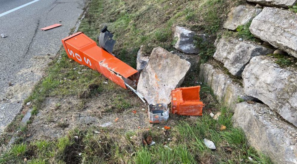 Effingen AG: Lieferwagen crasht bei Unfall auf A3 gegen Notrufsäule