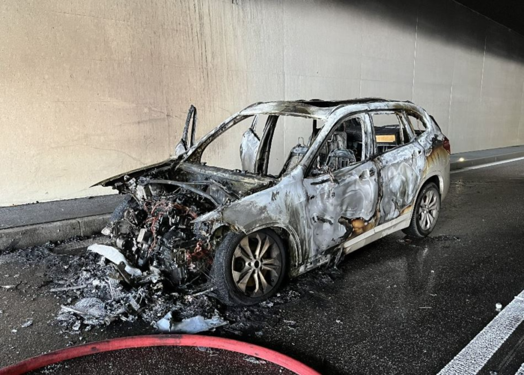 Lenzburg: BMW gerät im Tunnel Neuhof in Brand