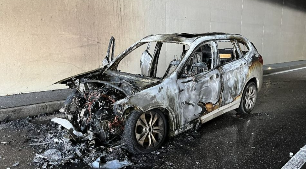 Lenzburg: BMW gerät im Tunnel Neuhof in Brand
