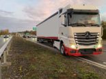 Baar ZG: Lastwagen trifft bei Unfall Auto