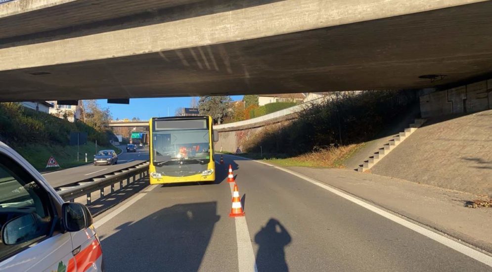 Schaffhausen: Bus fährt richtungsverkehrt auf A4 ein