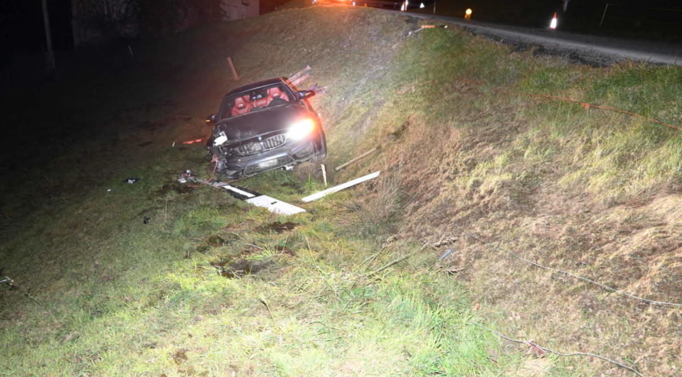 Altstätten SG: Autolenkerin (20) nach Unfall ins Spital geflogen