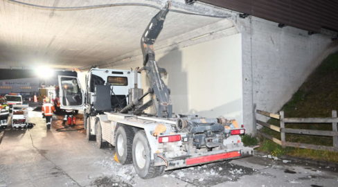 Unfall in Flums SG: Mit Lastwagen in Unterführungsdecke gekracht