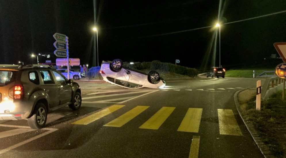 Glovelier JU: Auto landet bei Unfall auf dem Dach