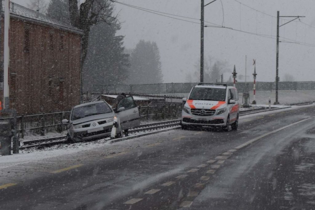 Gais AR: Bei Unfall auf schneebedeckter Fahrbahn ins Schleudern geraten