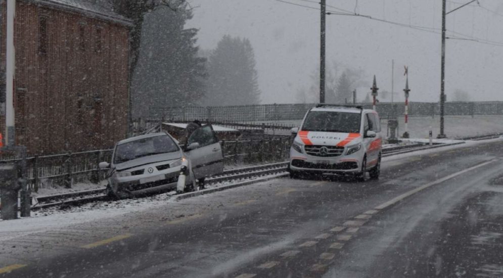 Gais AR: Bei Unfall auf schneebedeckter Fahrbahn ins Schleudern geraten
