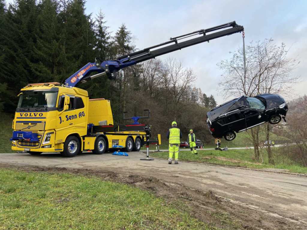 Oberhofen: Lenkerin (78) nach heftigem Unfall in Bach gelandet