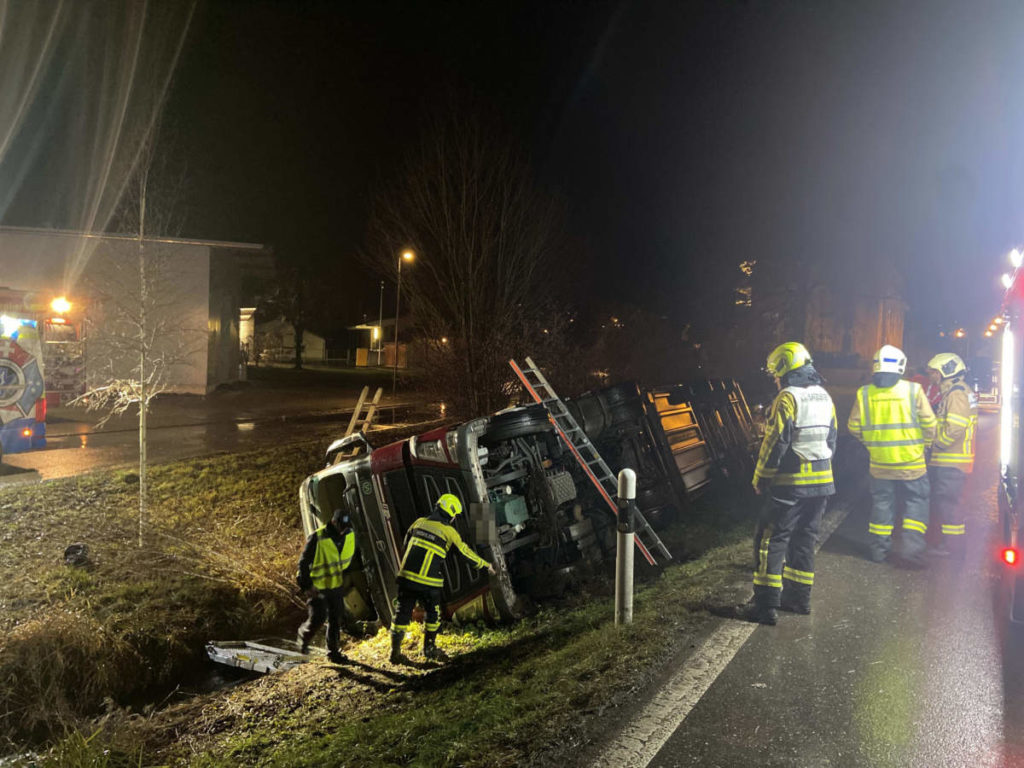 Villmergen AG: Aufwendige Bergung eines LKW nach Unfall