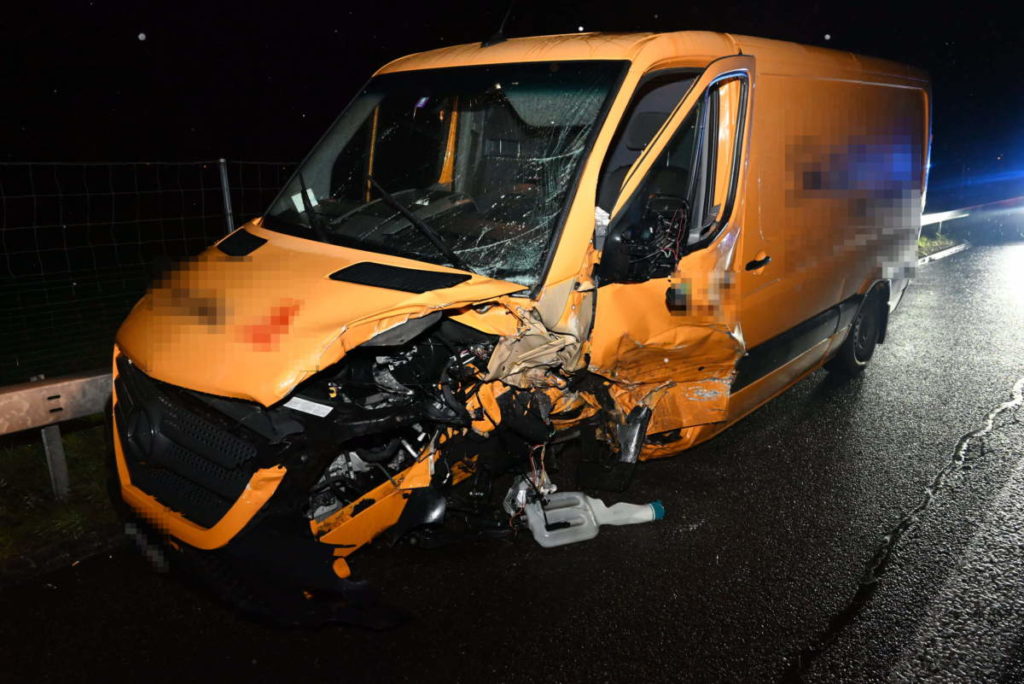 Unfall A1 Henau SG: Geisterfahrerin prallt frontal in Lieferwagen