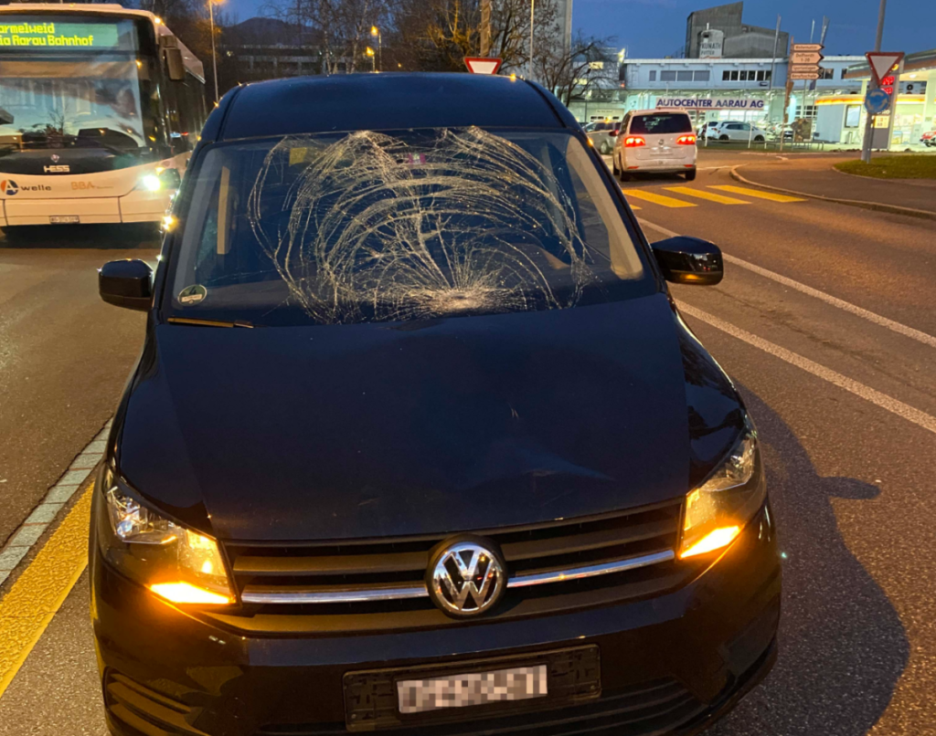 Aarau AG: Fussgänger bei Unfall mit Personenwagen verletzt