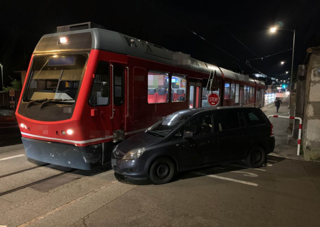 Solothurn: Auto crasht bei Unfall in «Bipperlisi»