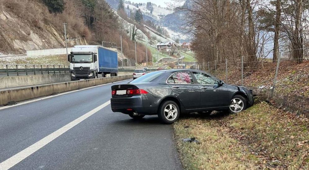 Unfall auf der A8 - Fahrzeuglenkerin kracht in Mittelleitplanke