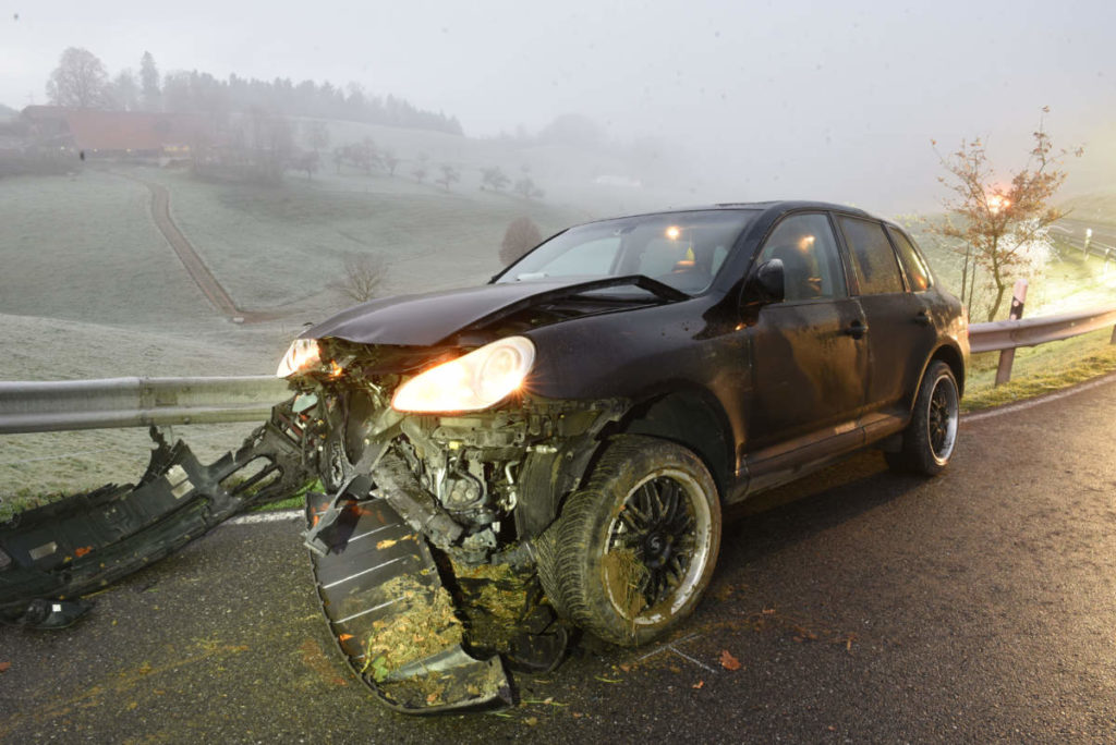 Roggliswil LU: Autofahrer baut Unfall