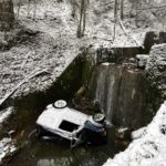 Schwyz: 15-Jährige stürzt bei Unfall samt Motorkarren in Bachbett