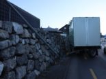 Unfall Appenzell: Führerloser Lastwagenanhänger kracht in Strassenlampe