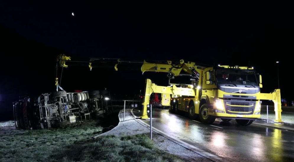 Näfels: 26 Tonnen schwerer Lastwagen wird nach Unfall geborgen