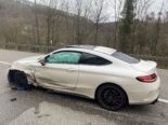 Liesberg BL: Mercedes bei Unfall massiv beschädigt