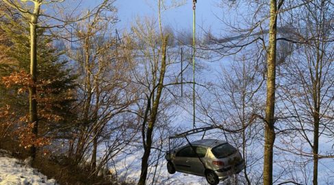Langenbruck: Bei Unfall mit Fahrzeug in Bachbett gestürzt
