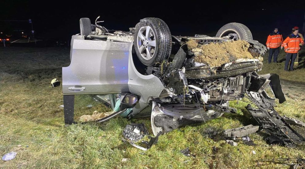Schwerer Unfall A1 Dättwil: Voller Mercedes-Van überschlagen, 18-Jährige reanimiert