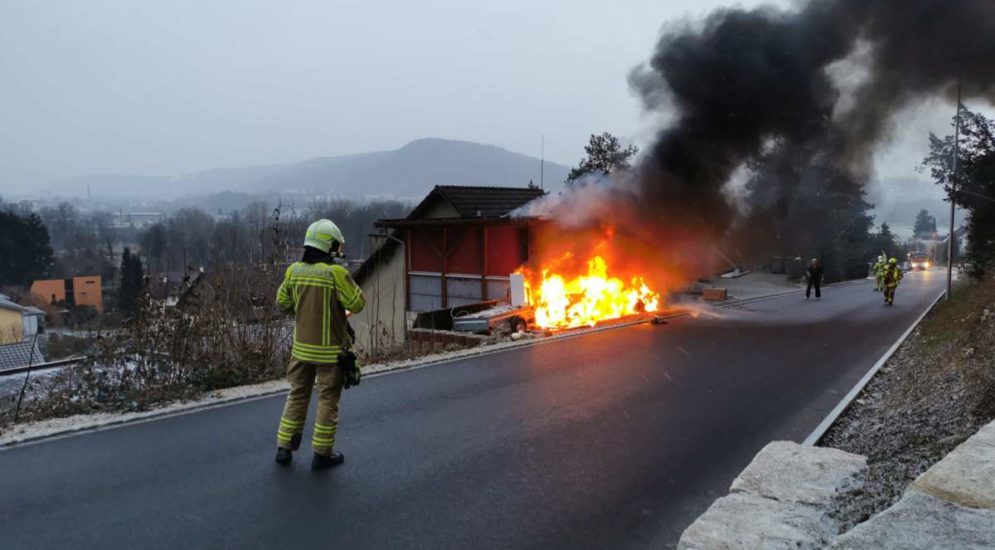 Brugg AG: VW Golf brennt am helllichten Tag nieder