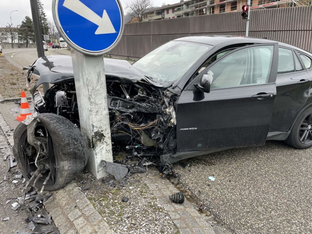 Aarburg AG: BMW-Lenker schläft ein und baut Unfall