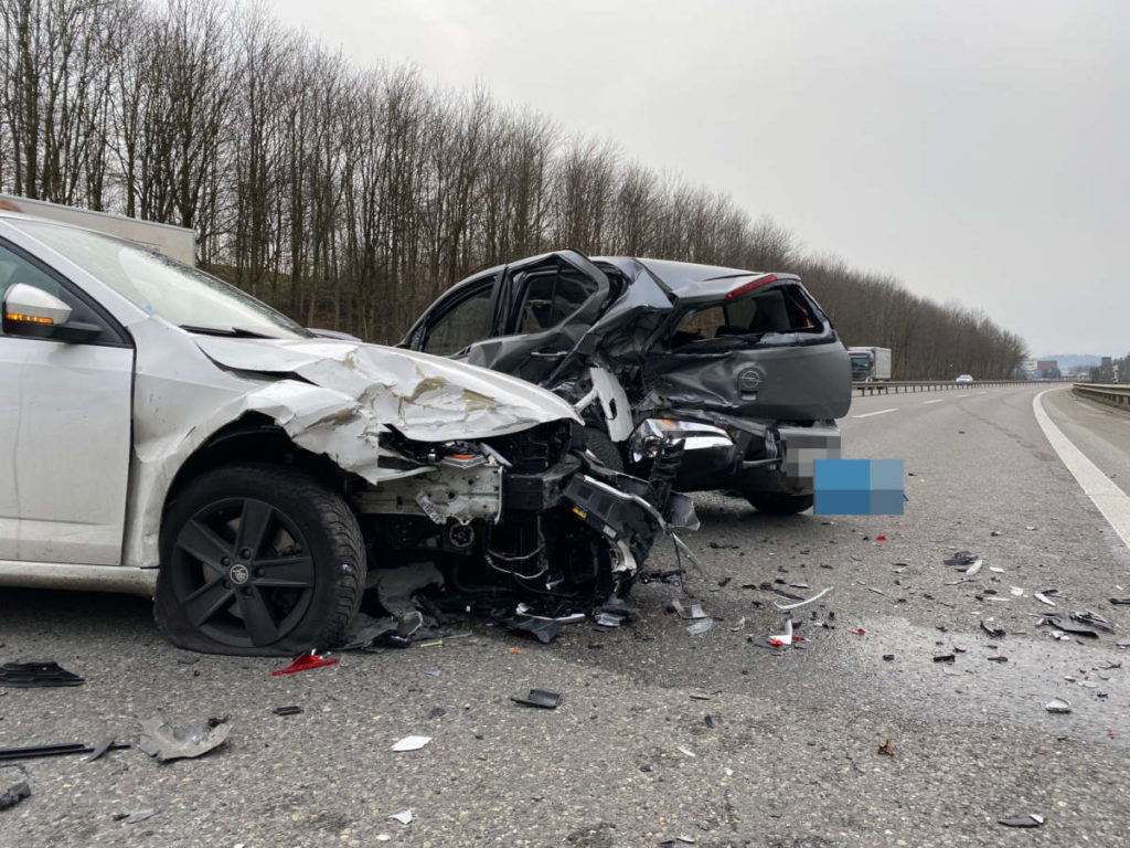 Suhr: Auto prallt bei Unfall auf A1 in Pannenfahrzeug - ein Toter