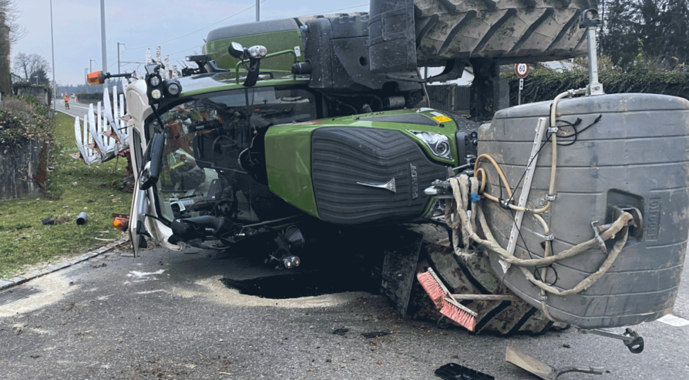 Döttingen AG: Traktor bei Unfall seitlich gekippt