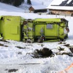Zug: Gastro-Recyclinglastwagen bei Unfall überschlagen