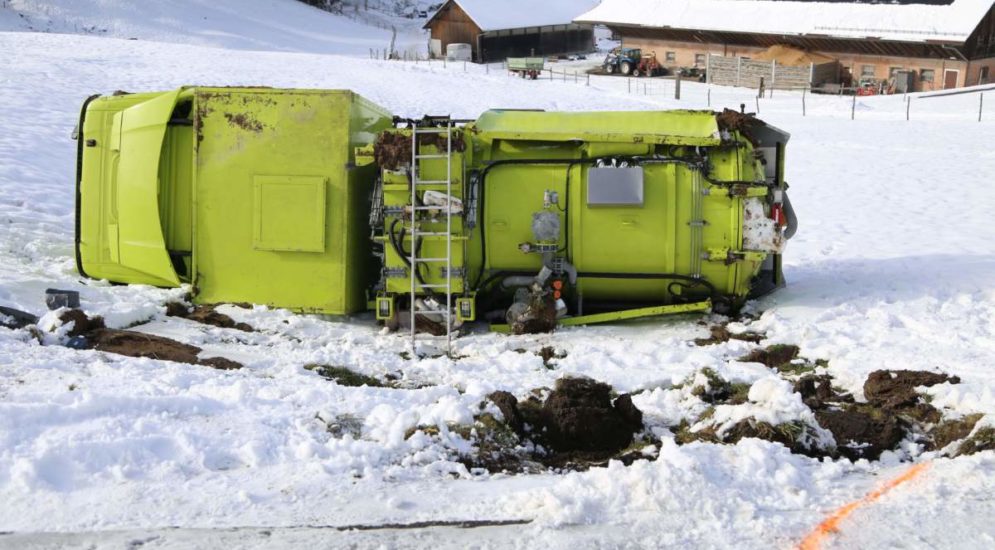 Zug: Gastro-Recyclinglastwagen bei Unfall überschlagen