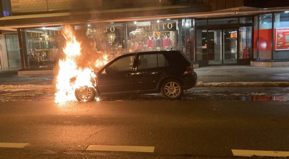 Siebnen SZ: Motorraum von Auto in Brand geraten