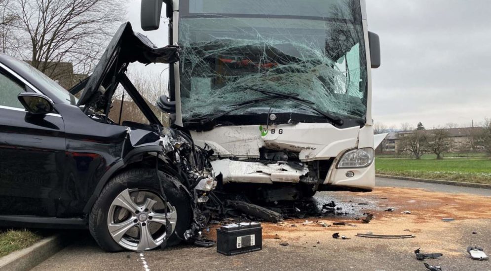 Regensdorf ZH: Heftiger Unfall zwischen Linienbus und Auto
