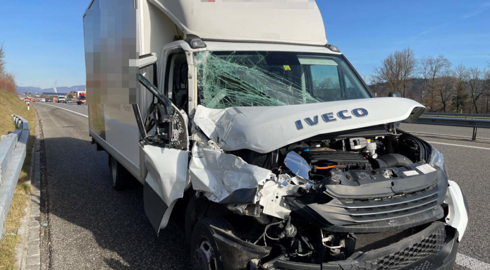 A2, Brittnau AG: Bei Unfall mit voller Wucht in Heck von Lastwagen geprallt