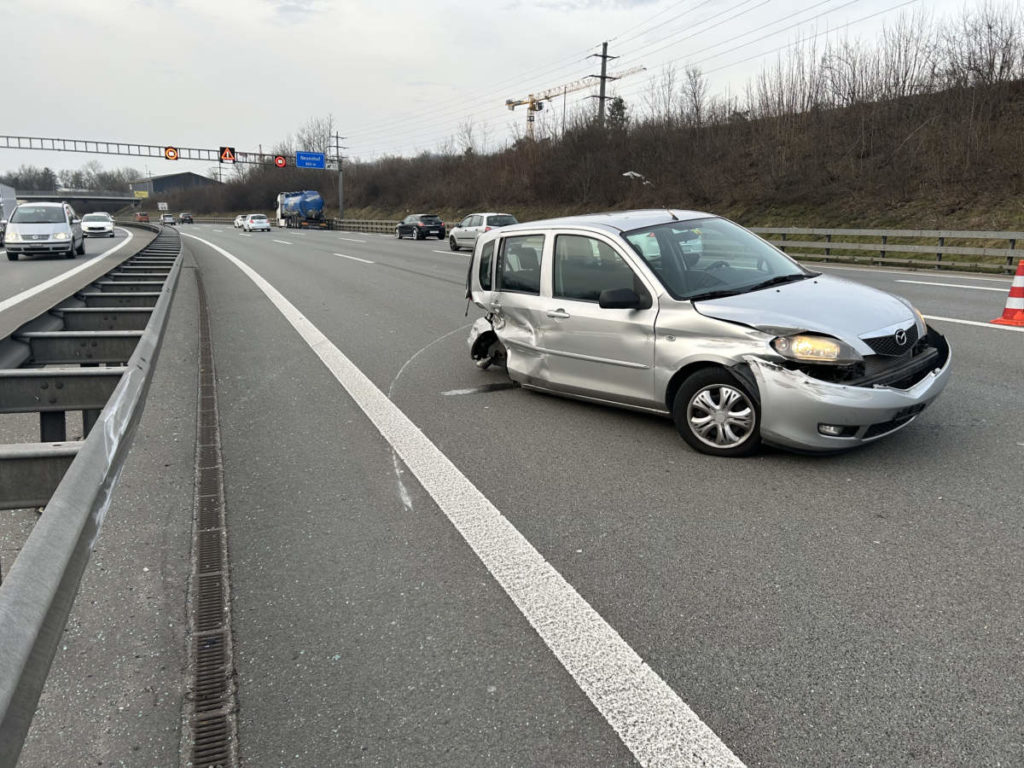 Wettingen AG: Durch Unfall im PW mehrmals über A1 gedreht