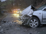 Steinen SZ: Auto stürzt nach Unfall steilen Hang hinab