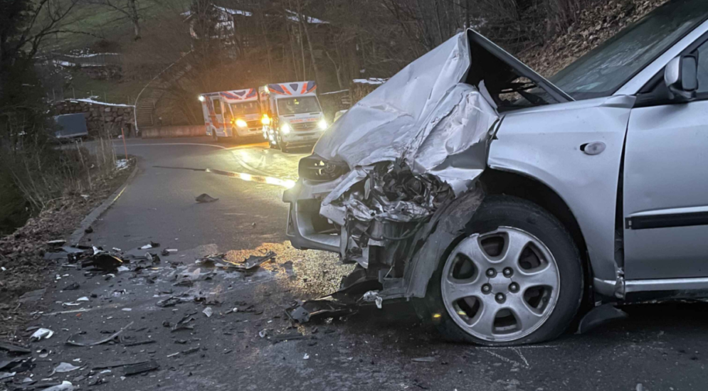 Steinen SZ: Auto stürzt nach Unfall steilen Hang hinab