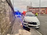 Schaffhausen: BMW-Fahrer (22) knallt in Betonwand