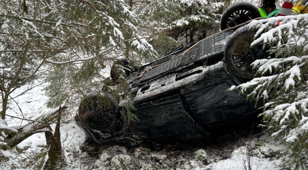 Trachslau SZ: Fahrzeug stürzt bei Unfall 20 Meter tief