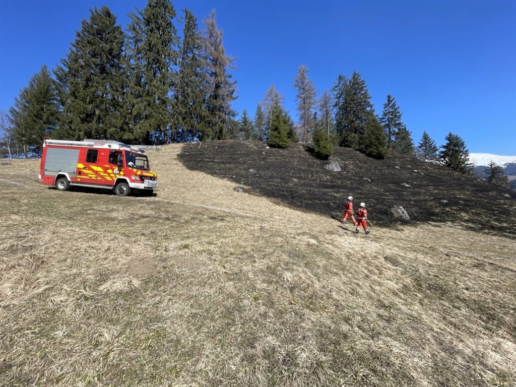 Molinis GR: Feuerwehr verhindert Ausbreitung von Waldbrand
