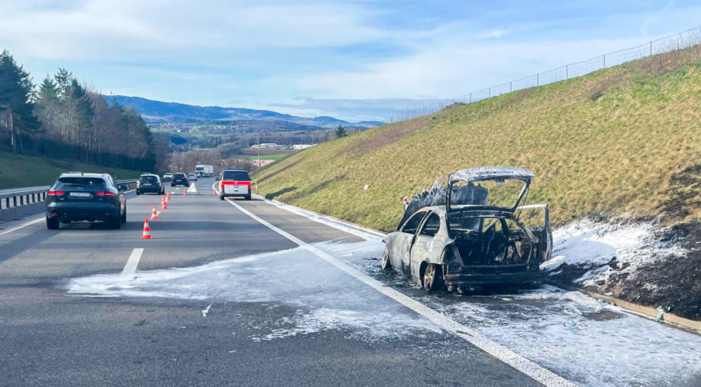 Corminboeuf FR: A12 wegen Autobrand für 2 Stunden gesperrt