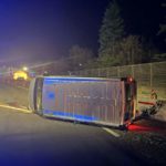 Auf der A2 bei Sissach (BL) ereignete sich am Mittwoch (29.03.23) ein Unfall. Ein Lieferwagen-Lenker prallte in eine Absperrung.