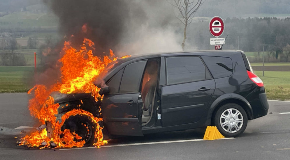 Seon AG: Renault nach Unfall in Flammen aufgegangen