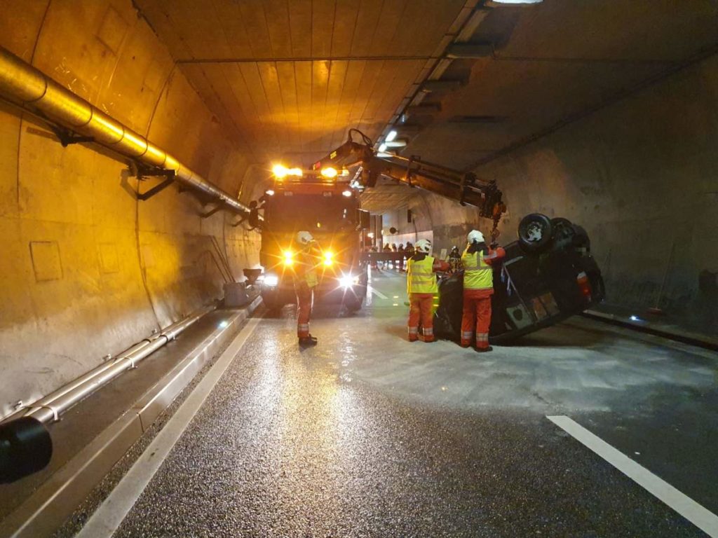 A3 Filzbach: Bei Unfall gegen Tunnelwand gecrasht und auf Dach gelandet