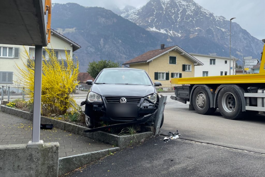Schattdorf UR: Autofahrer kollidiert bei Unfall mit Eisenzaun