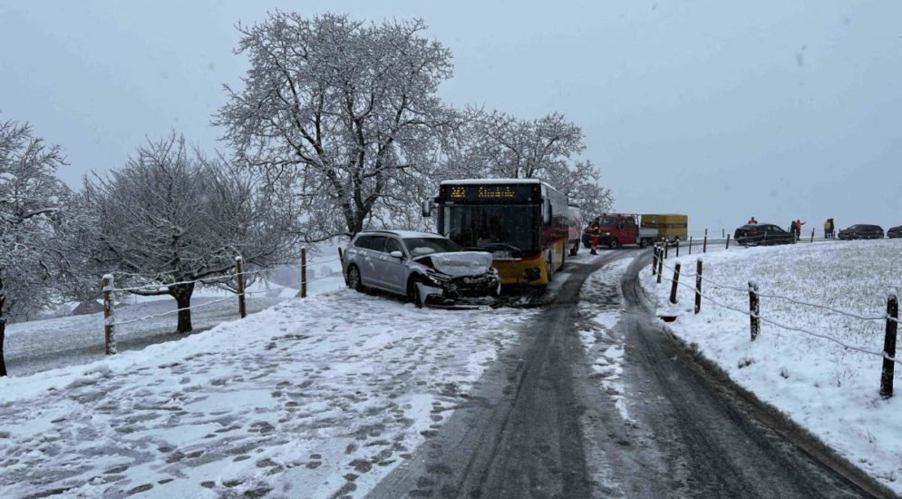 Obwalden: Zweimal Unfall auf schneebedeckter Strasse