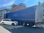 Altdorf UR: Auto prallt bei Unfall in Sattelmotorfahrzeug
